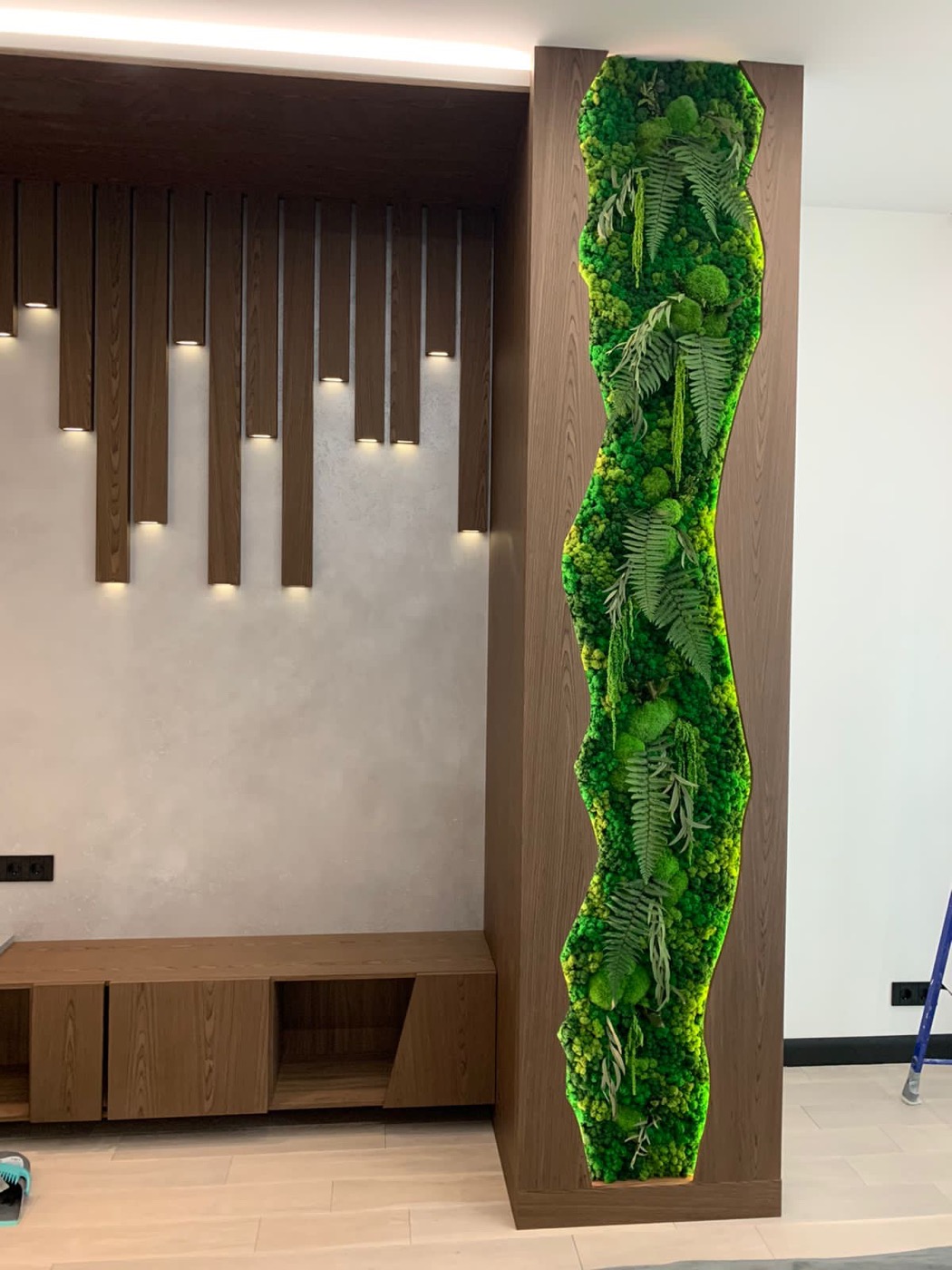 Custom column moss design